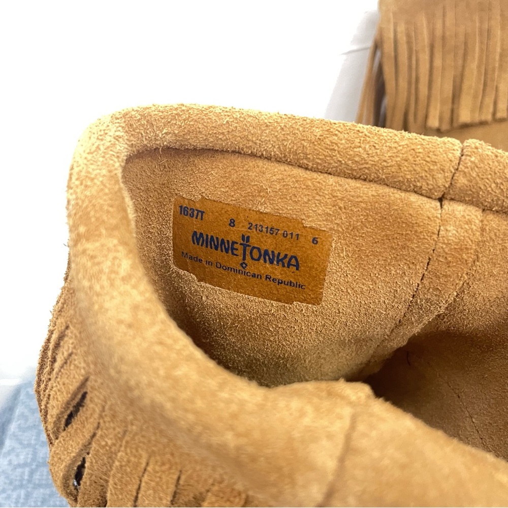 NWOB Minnetonka 3-Layer Fringe Pull-On Boot in Taupe - Picture 12 of 13